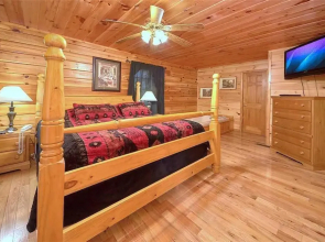 Good Times 3 Bedroom Home with Hot Tub