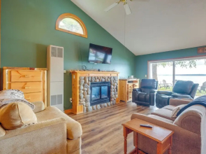 Kalkaska Retreat: Private Hot Tub, Dock, Fireplace