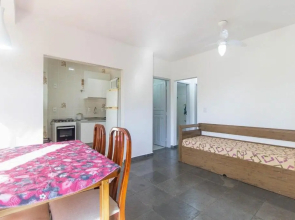 Apto em condomínio com piscina, a menos de 5 minutos da Praia das Astúrias!