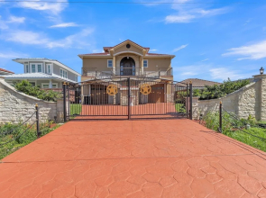 Charming 2 Story Retreat 2 Bedroom Home by RedAwning