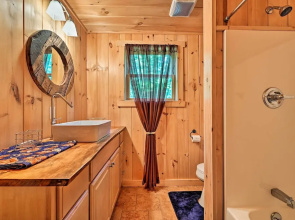 Private Chester Home w/ Deck, Mins to Skiing!