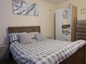 Stylish Five Star Rated Apartment