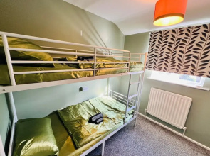 Modern Comfortable Two Bedrooms House DL5 With Garden Parking and Free Wifi