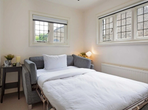 Bright 2 Bedroom Apartment in South Kensington