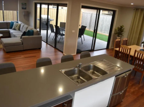 The Bentley - 5 bdrms, 3 bthrm, Sleeps 12, WiFi, Linen,