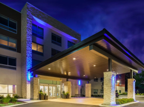 Holiday Inn Express & Suites Queensbury Lake George Area