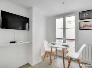 Into Paris - Marais Apartment