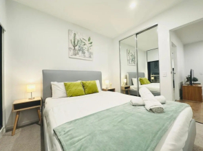 FS1206D Bright 2BR2BA apt with Pool WIFI parking