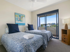 Stunning top floor Sunshine Beach Getaway! Unit 7 Vista Pacific 12 Bryan Street