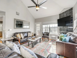 Marina Views & Cozy Sunroom: Condo in Branson!