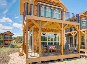 Modern Mountain Home Near Fraser River