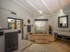 Foxy Crocodile Bush Lodge & Kruger Safaris