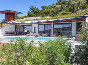 Villa Beyond the Horizon