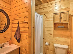 Timber Brooke Cabin: Hot Tub & Central Location!