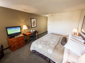 Service Plus Inn and Suites - Grande Prairie