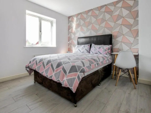 Pink Sapphire Double Room with En-suite & Wifi