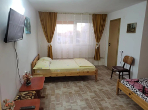 Cazare Garsoniere Four Studious Eforie Nord - baie proprie, bucătărie comună, etaj 4