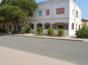 Holiday home on the Torregrande seafront, 30 meters from the seashore-Casa delle Palme