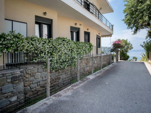 Oikia Eleanthi - Beachfront Garden Home