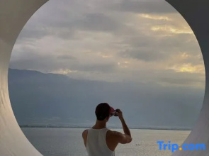 Zhenmei Holiday Hostel (Dali Erhai Cliff Lake View)