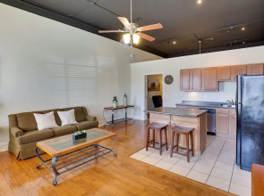 Steps to Restaurants & Shops! Dtwn Marshall Apt