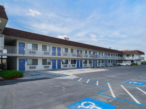 Motel 6 Lost Hills, CA