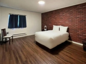 Holiday Motel & RV Resort