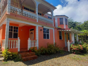 Cozy vacation retreat with free parking