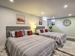 Ski & Hike: Cozy Dtwn Reno Studio w/ Fireplace