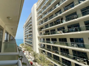 Deluxe Studio Private Apartment - Beachfront Property