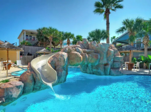 Sleeps 29, 3 Homes Beachside Resort Pool, Walk to the Beach