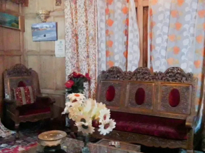 New minar group of houseboats