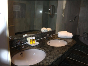 Chic & Basic Velvet Hotel