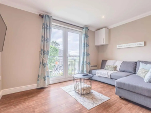 Modern apartment within short walk of The Castle, High Street and Long Walk - FREE PARKING