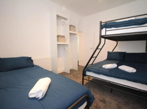 Media Manor - Fully Refurbished in 2022 - Large 6 Bedrooms, 3 Bathrooms plus Media Games Room