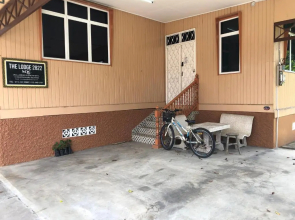 Complete 3-bedroom house with private bathrooms.