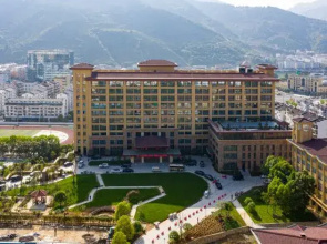 Zhaojun Mountain Villa (Xingshan High-speed Railway Station)