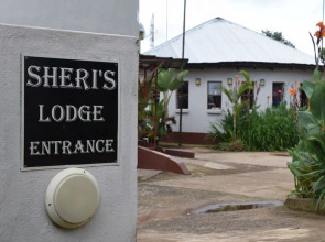Sheri's Lodge & Backpackers