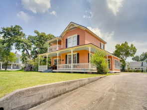 Lake Charles Vacation Rental - Walk to the Lake!