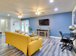 1 Mi to Dtwn + Fenced Yard: Georgetown Getaway!