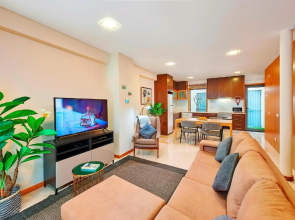 Beautiful Town Centre Apartment with Shared Pool