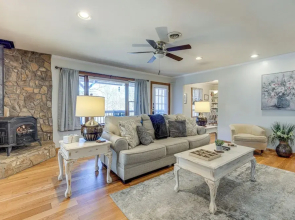 Peaceful Bryson City Cabin w/ Hot Tub & Deck!