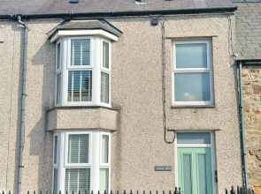 Charming 3 Bed Townhouse Near Llanddwyn Beach