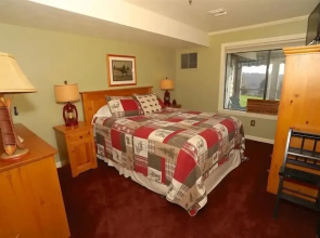 Seven Springs 1 Bedroom Premium Condo, Walking Distance to Slopes by RedAwning