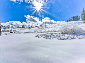 Home w/ Deck + Access to Tahoe Donner Amenities!