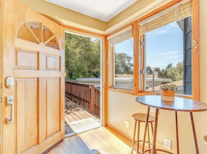 Quaint Carmel - Bungalow Close to Beach