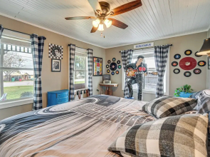 Retro Retreat in Llano w/ Screened Porch!