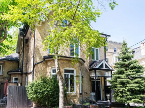 Beautiful Downtown House by Easyhosts