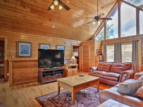 1 Mi to Dollywood: Quiet Cabin w/ Hot Tub!