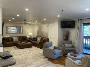 Newly renovated 4 bedroom condo. Short 150 yard walk to ski lift. Hot tubs.